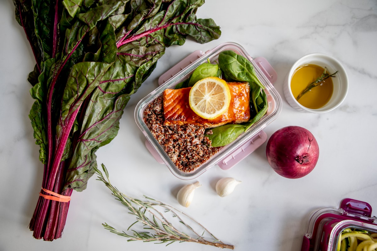Grönsaksrik bowl med kinoa och hummus